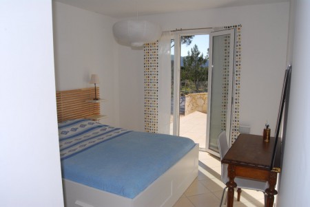 Det andra av de två "nedre" sovrummen med egen utgång till en nedre terass.